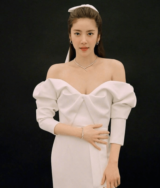 39岁孙丹菲婚纱画报公开,穿绝美婚纱肚子微凸,公司回应怀孕传闻