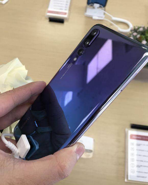 原创网友体验华为p20屏幕改进最大摄像头凸起比iphonex还严重