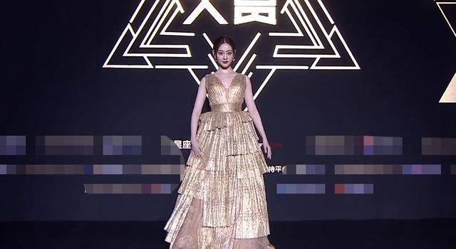 黑色 星光大赏红毯女明星火力全开：杨幂拖地长裙艳压，热巴大秀事业线