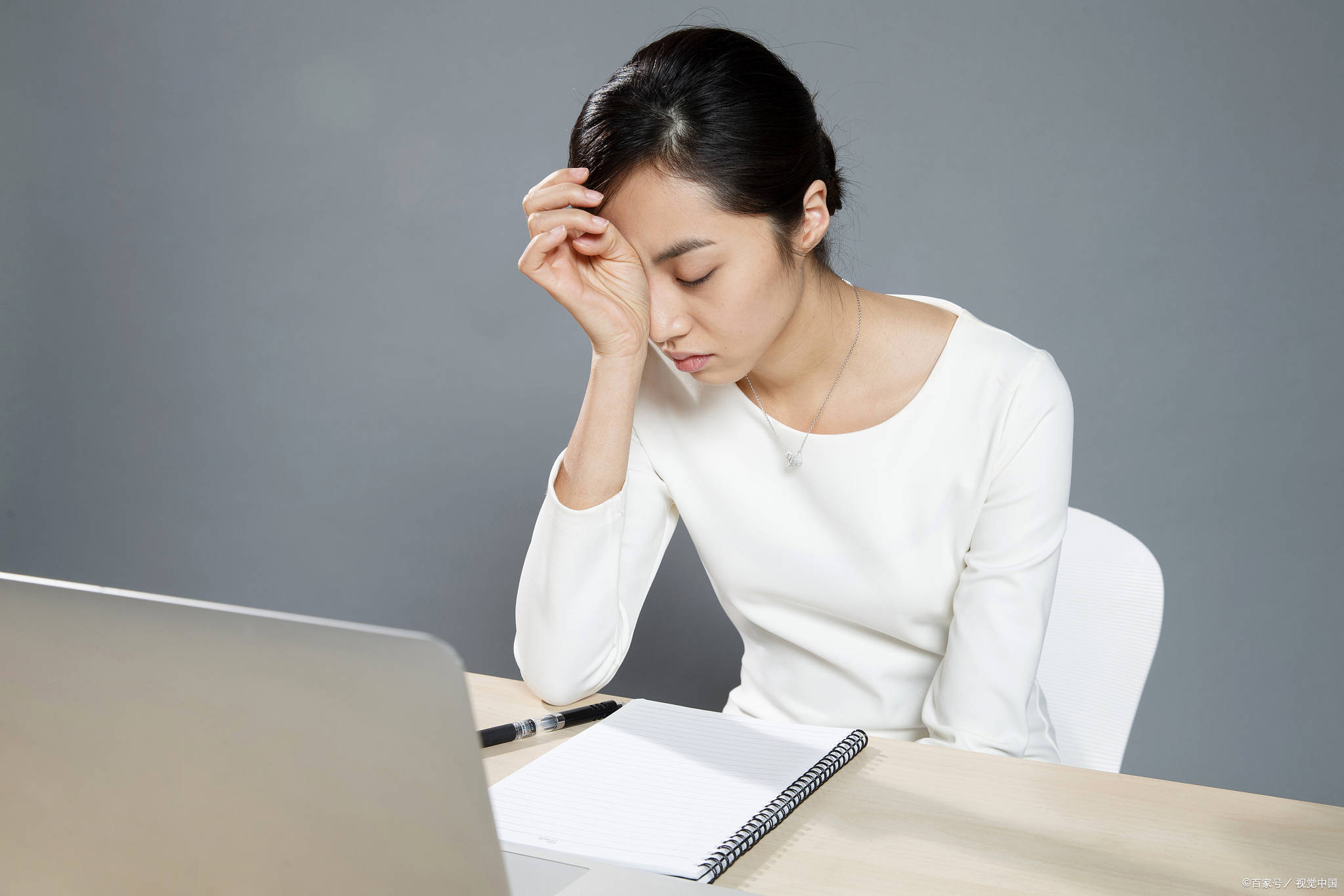 过度使用双眼,期间坐姿不良,很容易引起视疲劳,导致眼睛酸涩视物模糊