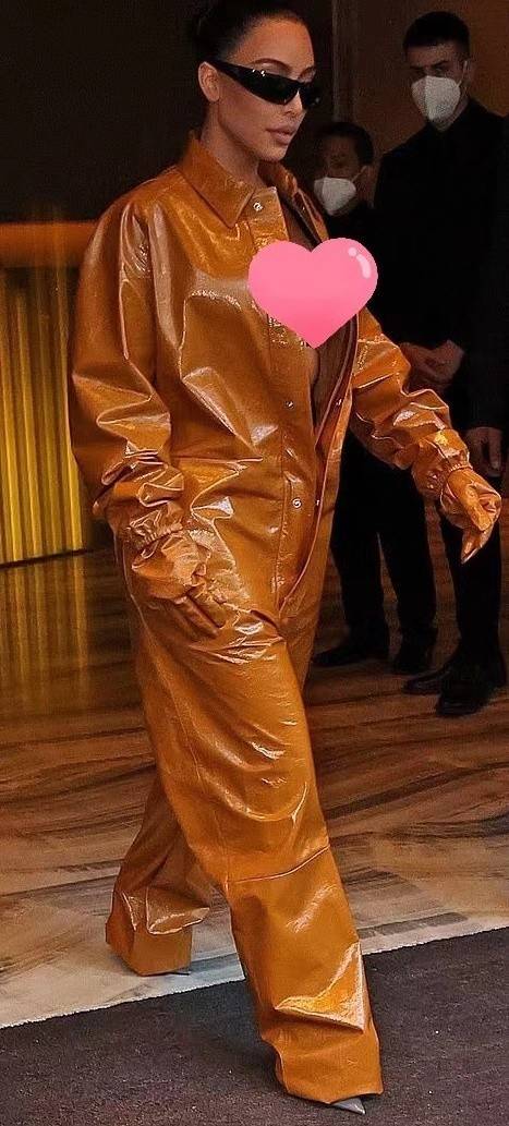 卡戴珊 金卡戴珊无比性感!裹黑色紧身衣秀出腰臀比,衣领开到腹部真敢穿