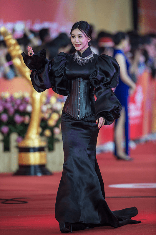 黑色 巩新亮为了上镜也是拼了，穿这么夸张的裙子出席活动，别说还挺美的