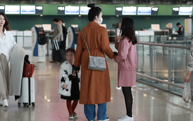 整体 黄磊一家四口走机场，超模风形象太完美，小女儿穿皮草美过多多