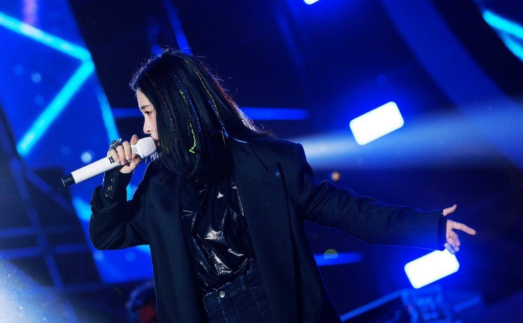 发型 张碧晨终于换发型,扎脏辫配过膝长靴酷酷的摇滚范,30岁美得出众