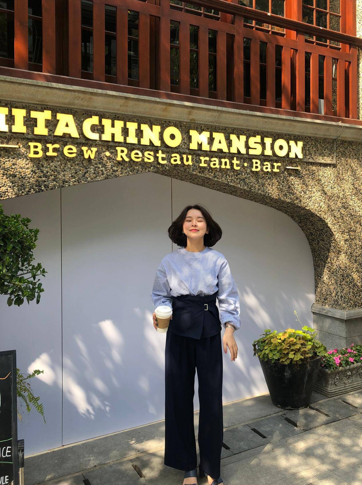 服装 超级简单的春季穿搭,简约大气很时尚,让你穿出高级气质