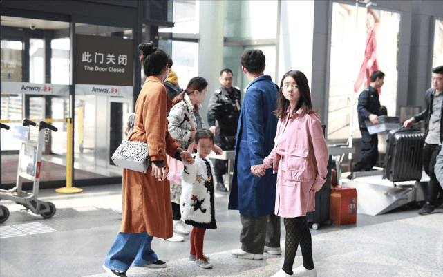 整体 黄磊一家四口走机场，超模风形象太完美，小女儿穿皮草美过多多