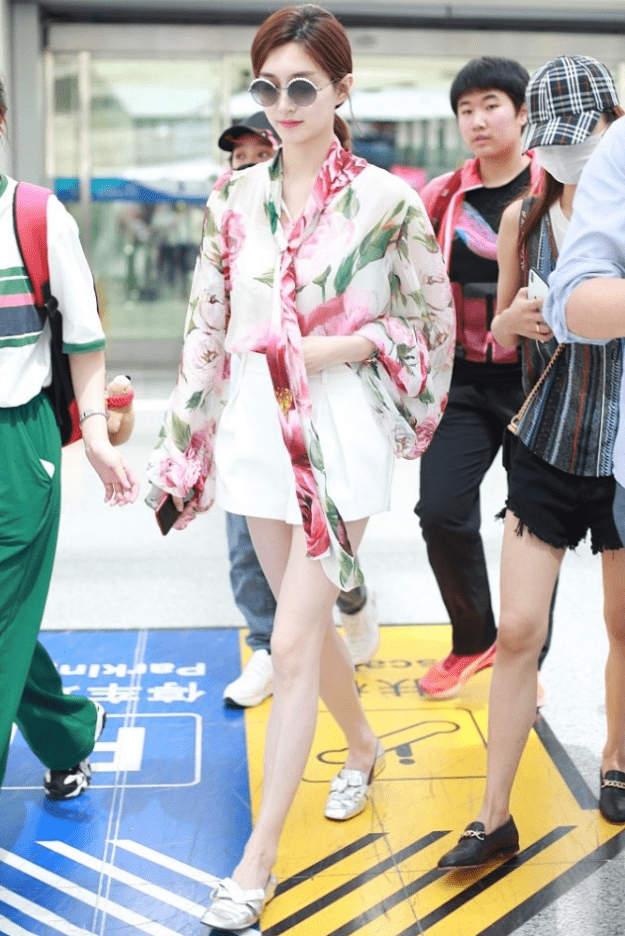 江疏影 江疏影的时尚感跟别人真不一样，穿衬衫都大红大绿又大花，好张扬