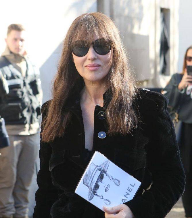 因为53岁秒杀布吕尼,被评为“法国最时髦女人”,是老佛爷的缪斯女神