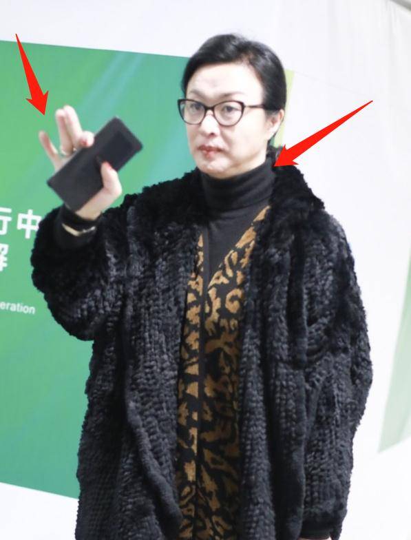 显得 金星现身机场被赞“气质高贵”，与跟拍者谈笑毫无明星架子