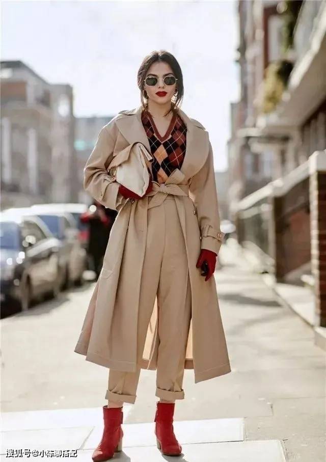 层次 贵气有质感的“卡其神裤”,优雅女人这样穿,比小白裤更高级