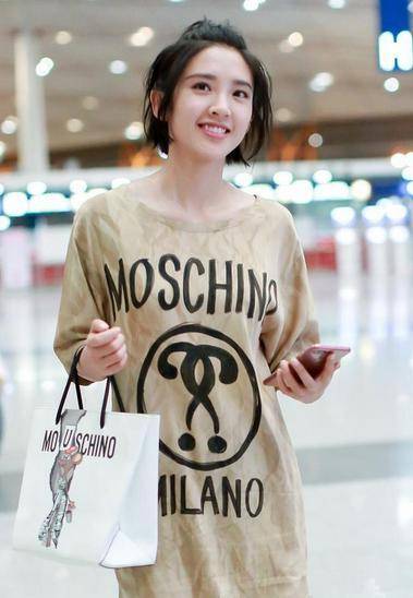 一身 唐艺昕太任性了！裹层“牛皮纸”就走机场，这么穿张若昀答应吗？