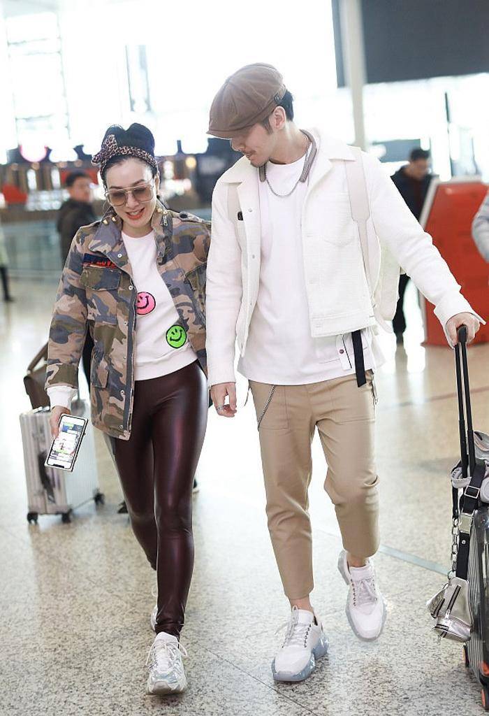 大腿 钟丽缇扮嫩简直了！穿露肩衬衫秀好身材，剪齐刘海何止年轻20岁