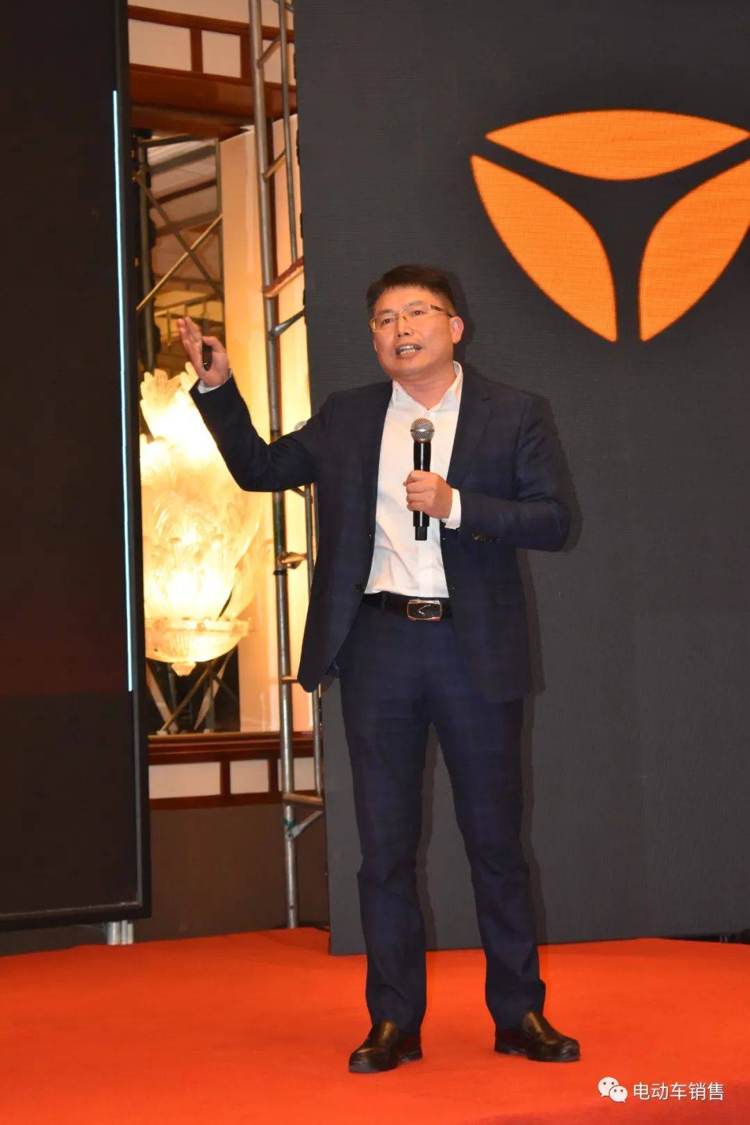 雅迪陕西运营中心董事长张龙权会议最后,雅迪陕西运营中心董事长张龙