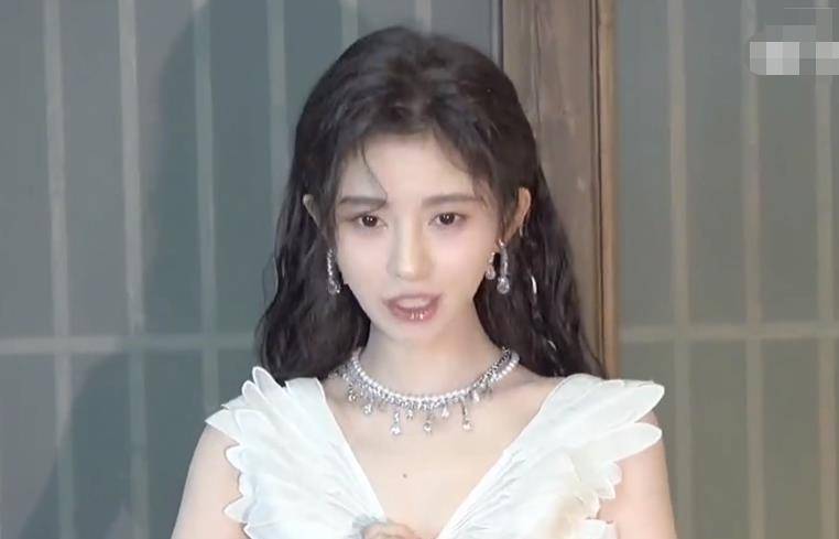 永久鞠婧祎终于想通了，洗掉半永久浓妆换上伪素颜，五官好真实