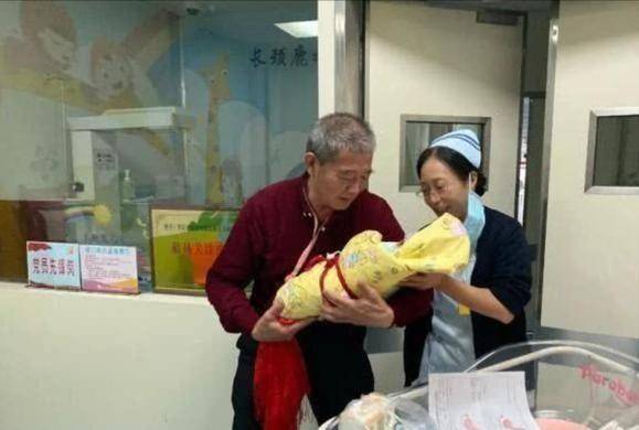 经济|“天赐宝宝”已经2岁,曾坦言有经济实力的老两口,开启直播赚钱