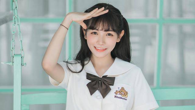 我胸大班里男生总是摸 被男同学看到胸部我羞愧极了