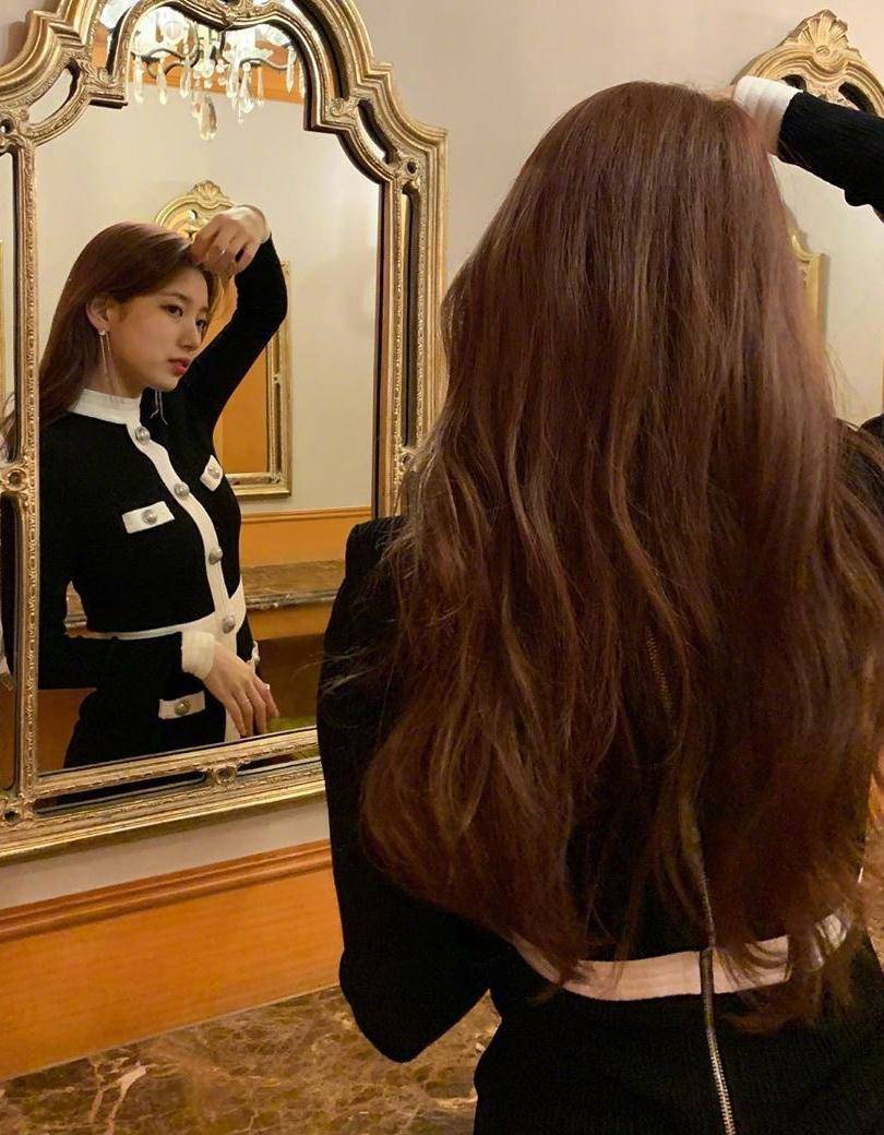 身材 24岁裴秀智和27岁古力娜扎,同穿黑白紧身裙,不是年轻就能赢