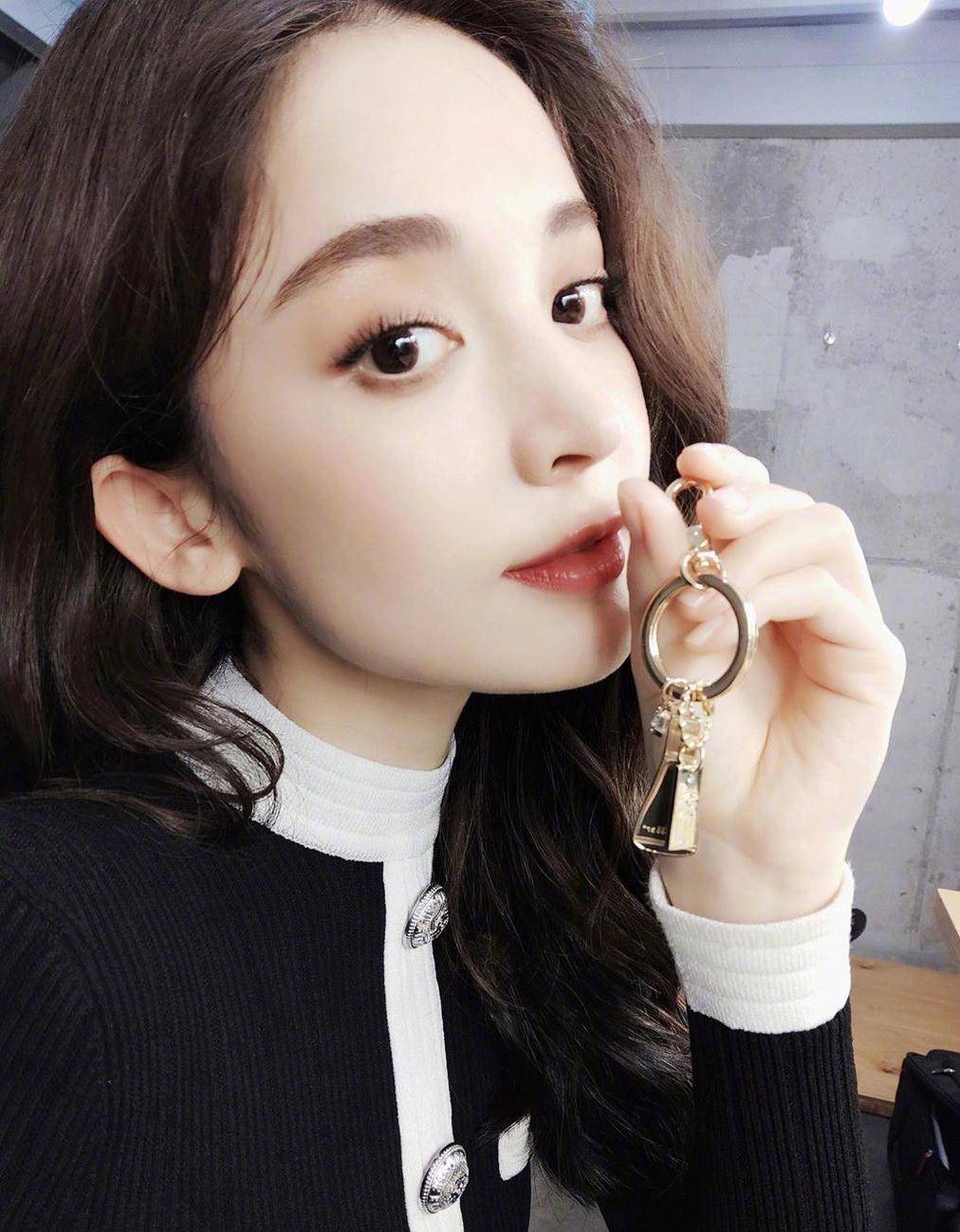 身材 24岁裴秀智和27岁古力娜扎,同穿黑白紧身裙,不是年轻就能赢