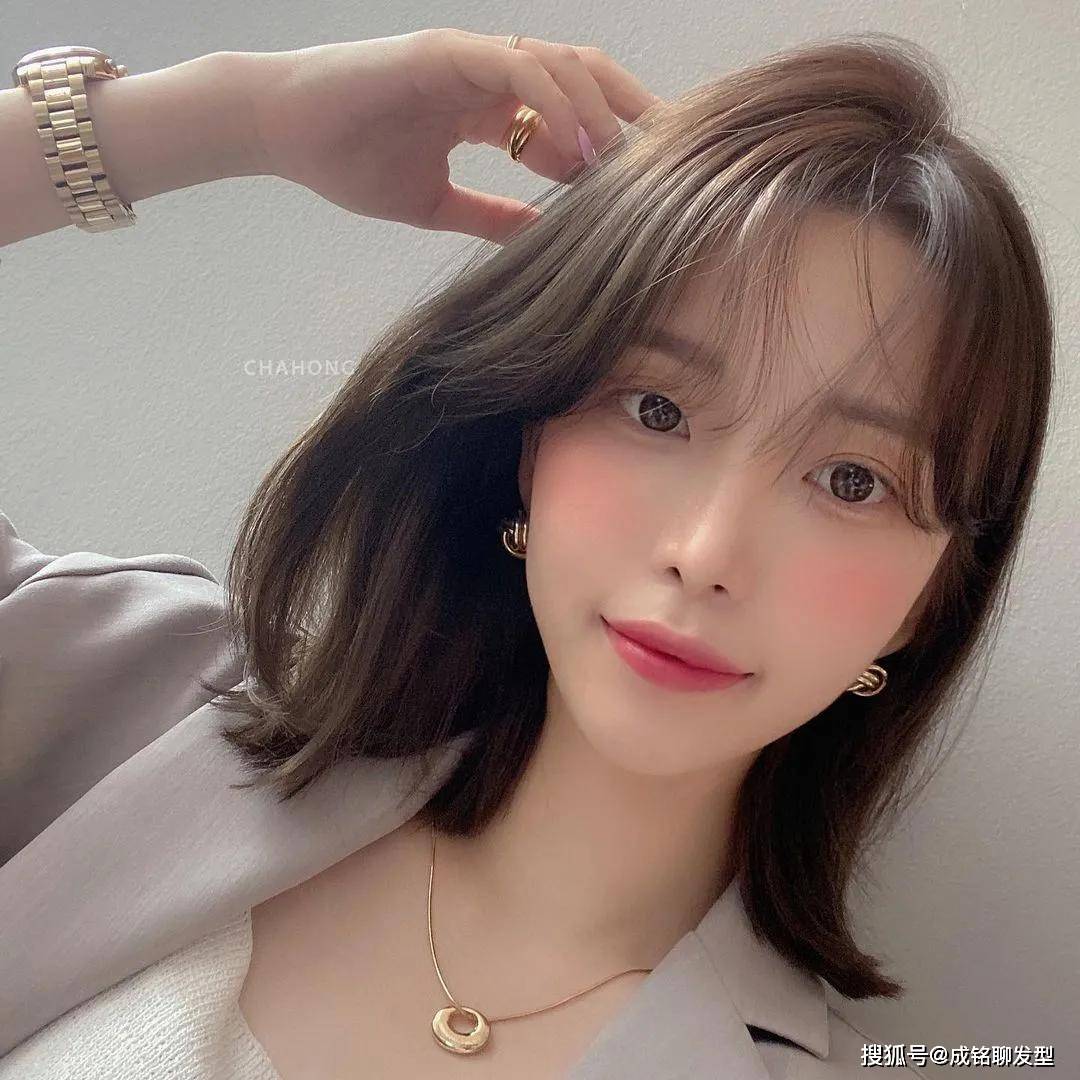 发型只剪不烫又好看的中长发有哪些？简约时尚的锁骨发，好打理显脸小