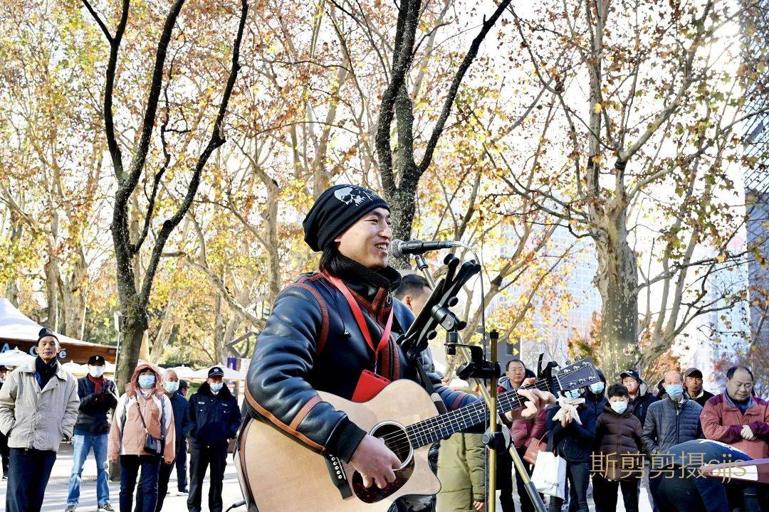 梦想|温暖一幕！街头艺人阿洛因病暂别，众人用歌声为他加油