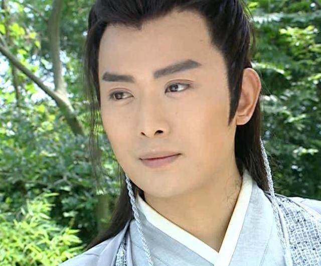 饰演陈家洛而出道,之后便开始以武侠小生而出名,那个时候黄海冰可以说