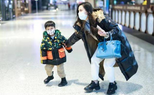 黑色 黄圣依心真大,拎20万包带3助理出街,却忙着逗小儿子忽略安迪