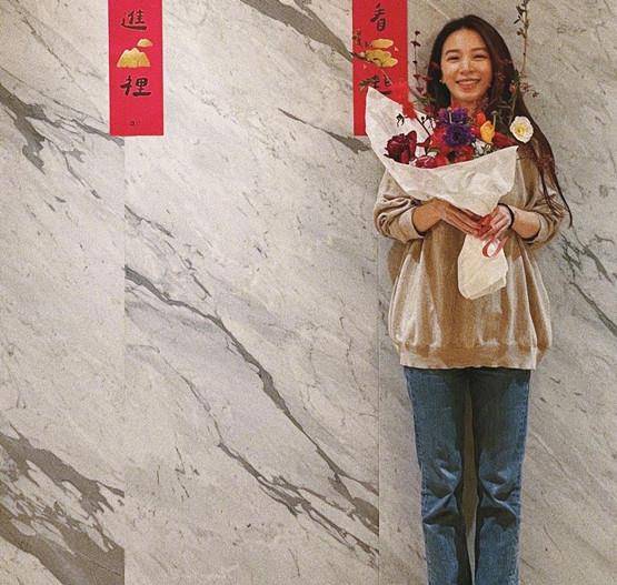 田馥甄 Hebe田馥甄久违露面!穿宝石蓝长裙肿得像孕妇,打扮臃肿太浪费身材