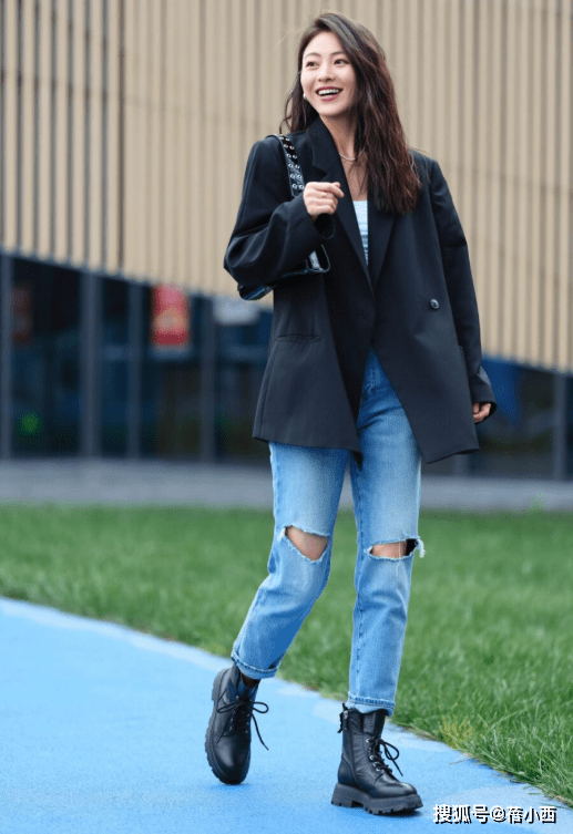 小白 尽量少穿小白鞋了,有些烂大街,看看这3双鞋子,时髦又洋气