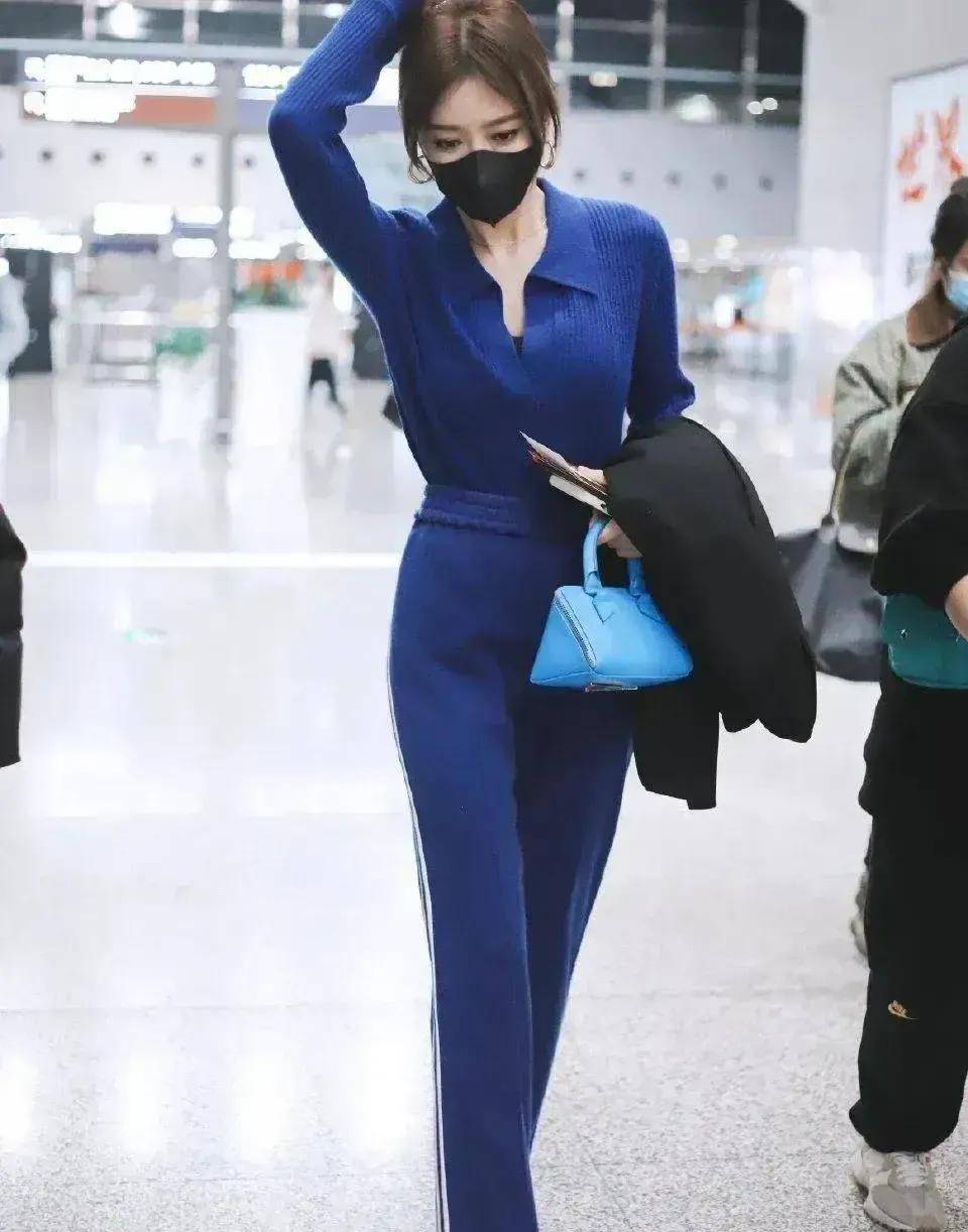秦岚初春穿宝蓝色针织套装 显高又显瘦 机场当秀场 太美啦-家庭网