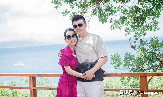 颜色 秦海璐和老公恩爱亮相,粉色连衣裙少女感十足,被爱的女人真幸福