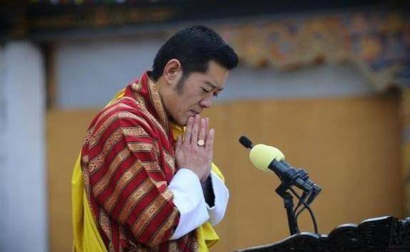 国王迎42岁生日,佩玛王后拒绝参与,夫妻因初恋早已同床异梦_旺楚克