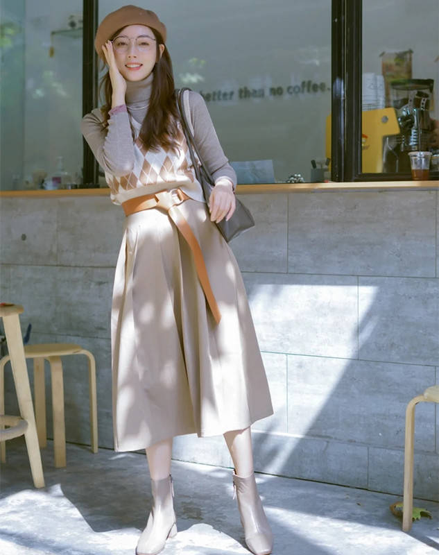 整体 这才是教科书般的“叠穿示范”，用简单的基础款，穿得又暖又美