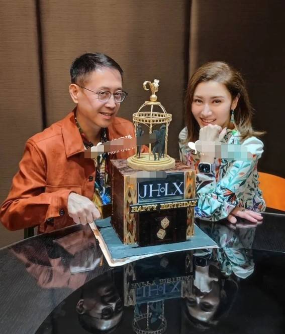 李嘉欣给许晋亨庆60岁生日,打扮靓丽美艳性感,男方脱发明显_蛋糕_皮肤