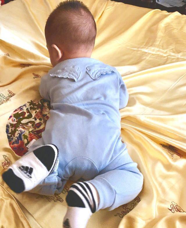 袁大头张歆艺晒母子同框，儿子的小肉手摸着妈妈的脸睡着了，画面超有爱