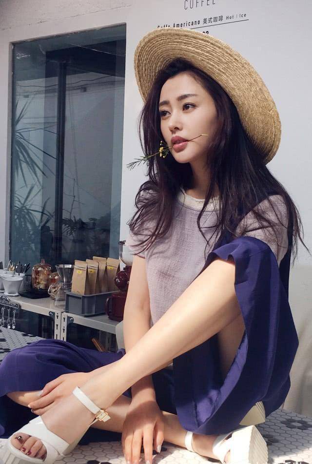 李溪芮 漂亮与否，取决于腿！这14位女明星的大长腿，个个堪称“腿精”