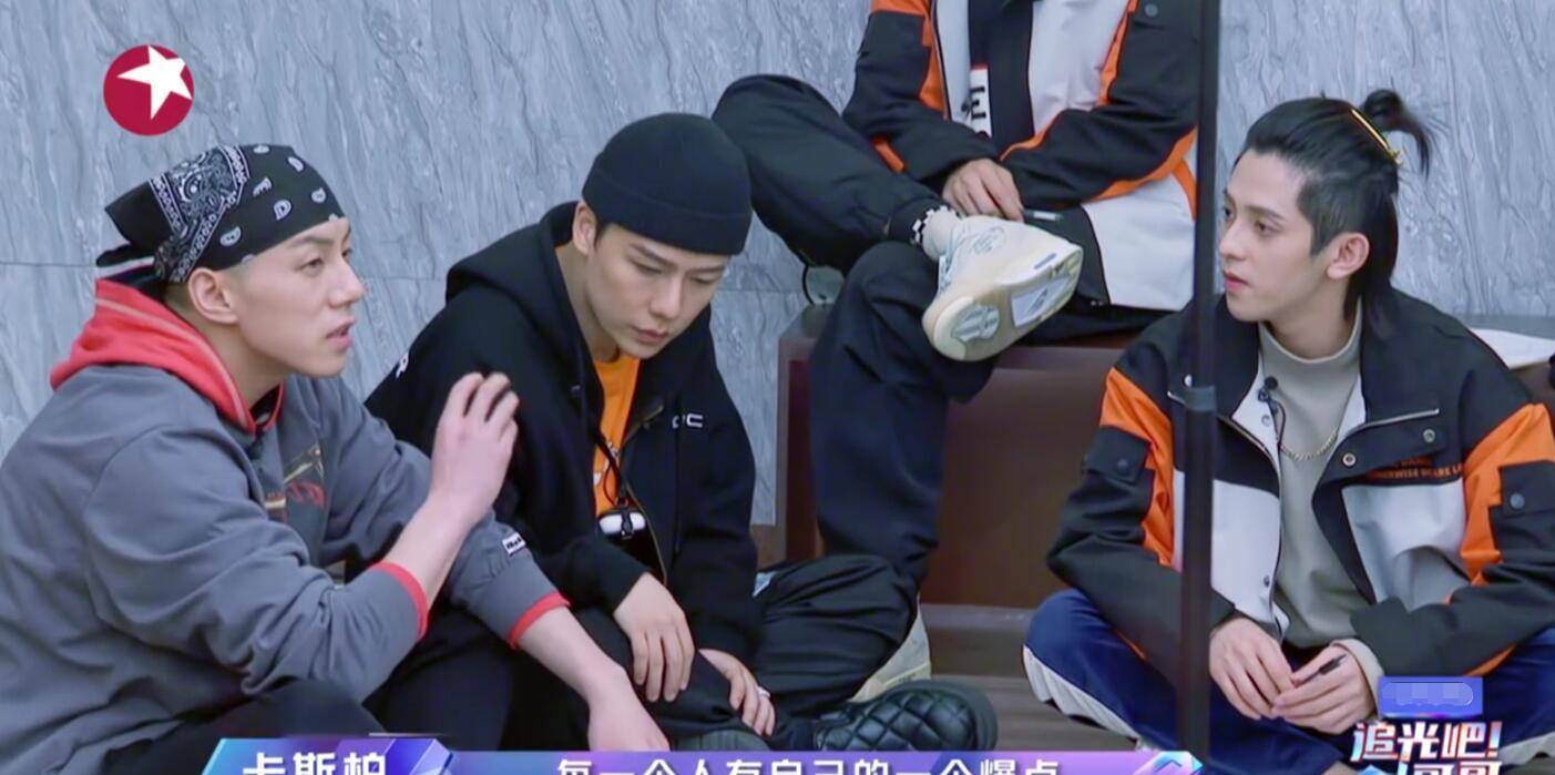 舞台|卡斯柏和符龙飞吵架真的是误会?卡斯柏嘟囔的两个字其实才是真相