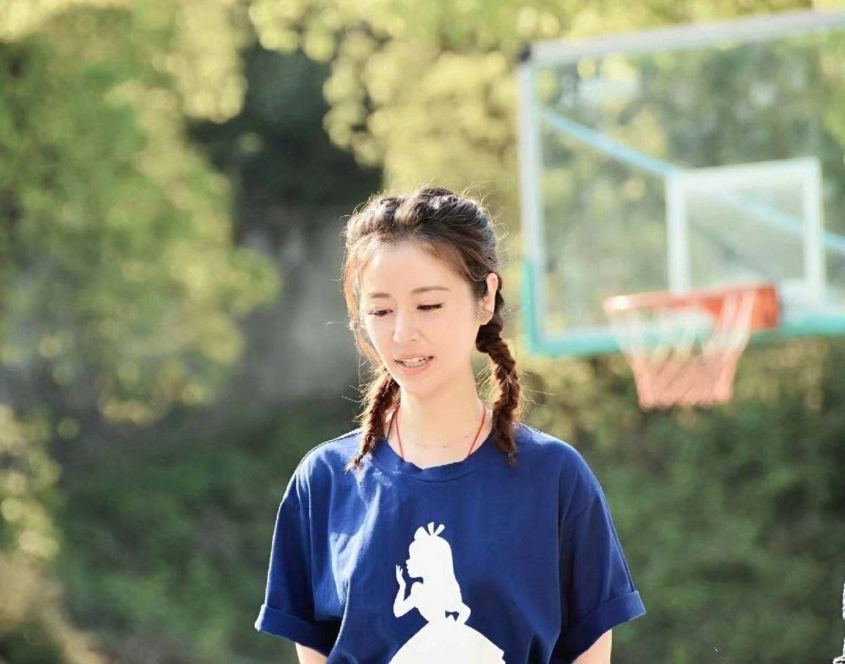 发型林心如是真“嫩”，剪少女短发再扎个小丸子好减龄，美回少女模样