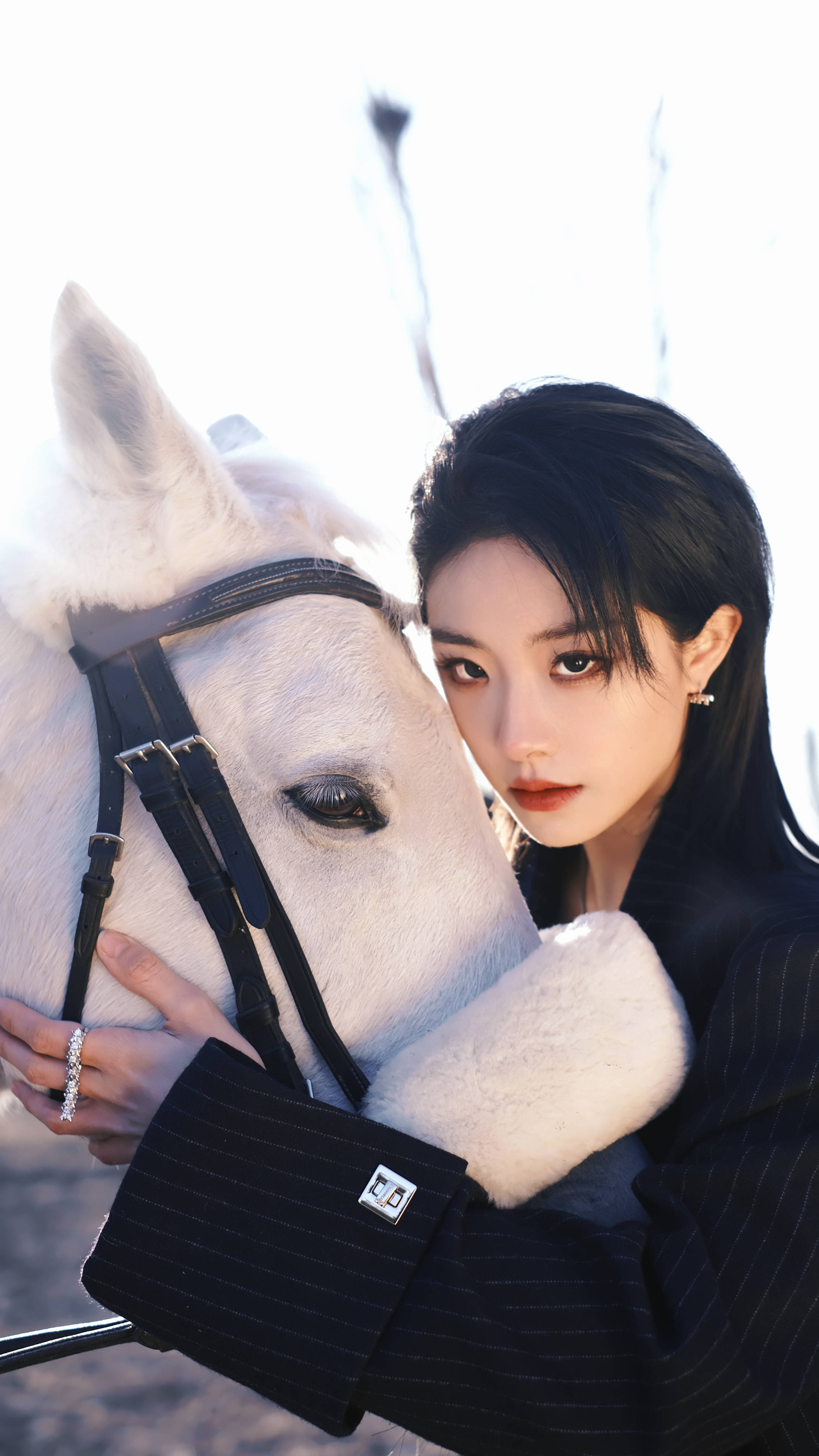 冷脸御姐喻言白马大片释出狼尾头配烟熏妆限定皮肤造型惊艳