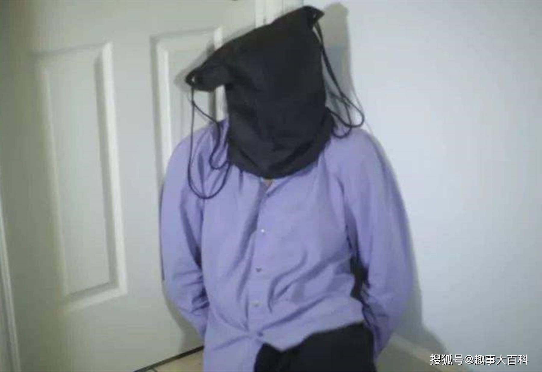 原创2015年内蒙古亿万富翁被绑架警方解救他时他正在给绑匪做饭