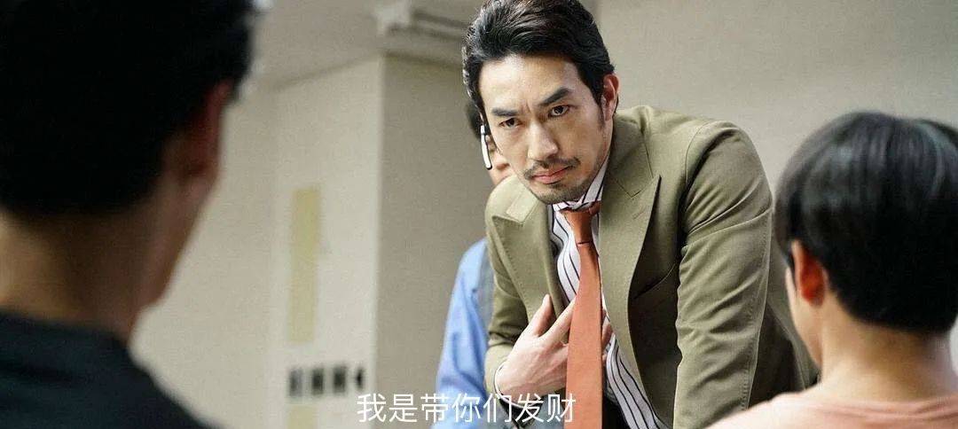 老板龙哥听说小浩要退出时,却变了一副嘴脸.