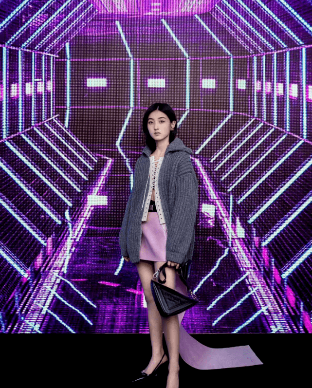 范足 Prada大合影亮点多!张子枫穿超短裙力压全场站C位,蔡徐坤巨星范足