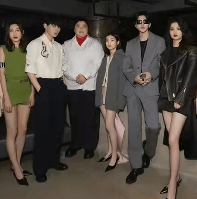 范足 Prada大合影亮点多!张子枫穿超短裙力压全场站C位,蔡徐坤巨星范足