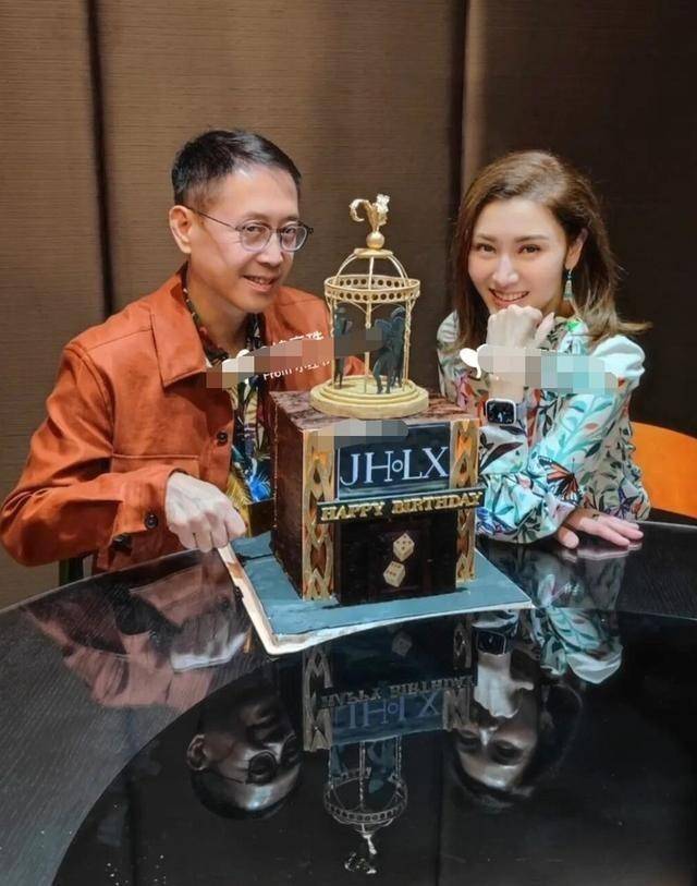 颜色 李嘉欣为60岁老公庆生！她穿薄纱裙美回少女感，许晋亨更显年轻