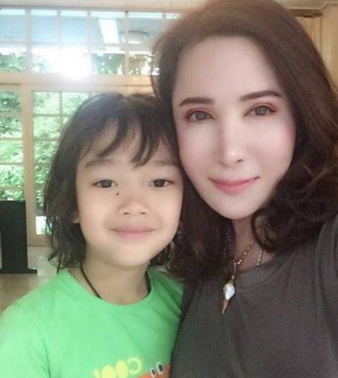 成功74岁“环球小姐”保养有方，与孙子合照像母子，网友：“钞”能力