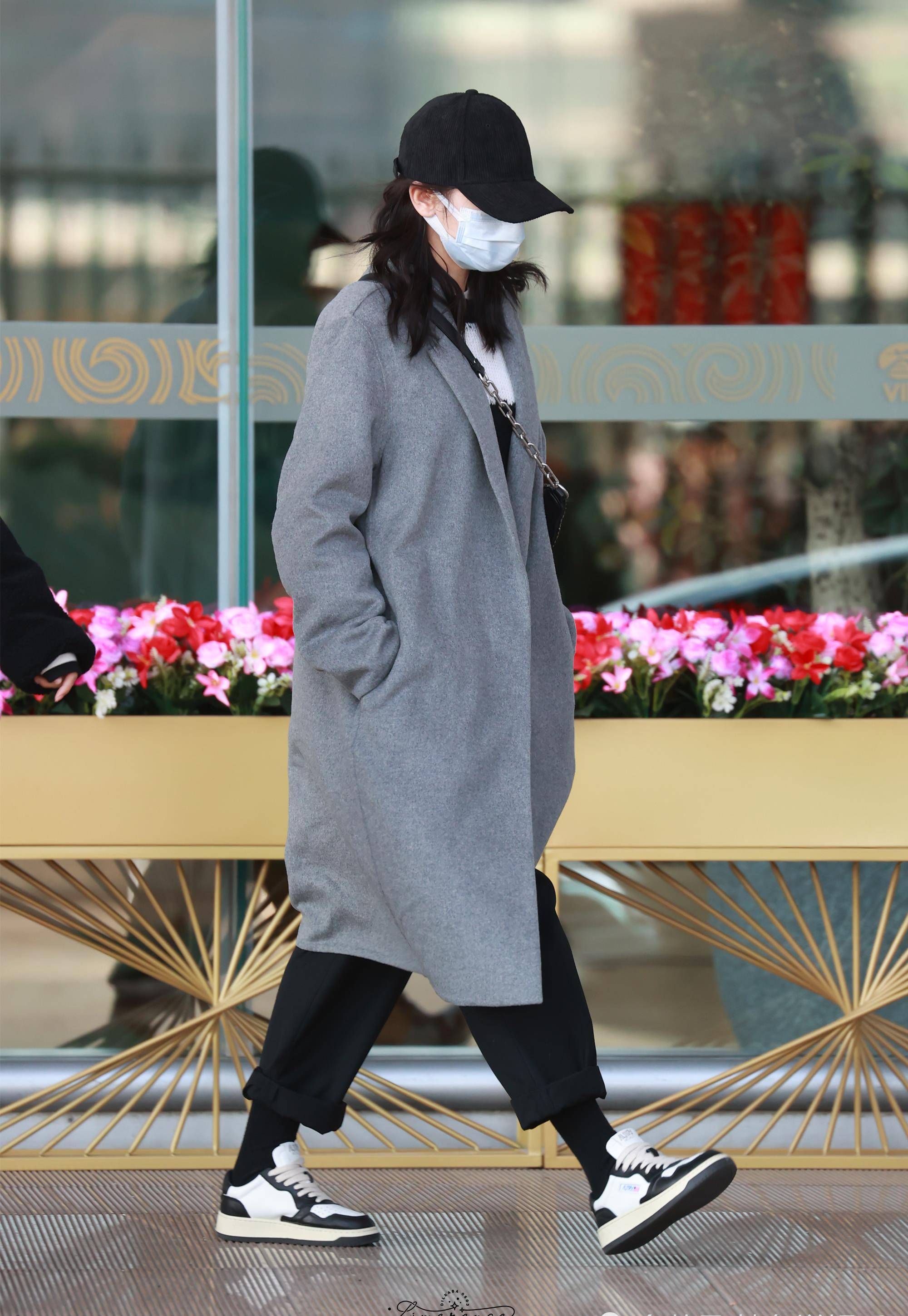 龚军 迪丽热巴久违走机场，穿灰色大衣细腿抢镜，浓眉大眼气质好干净