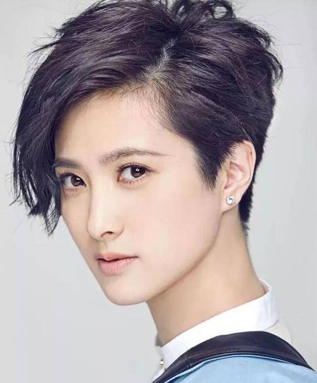 2013年,隋俊波嫁给了低调的新导演黄海,一年后生下了女儿.
