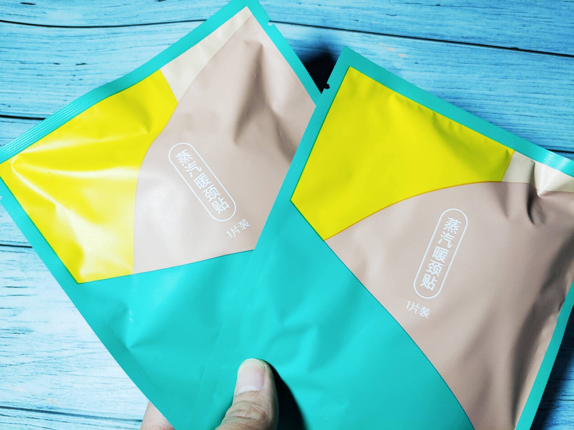 长期伏案脖子真的很受伤，小米有品暖颈贴，暖暖地呵护每块椎体