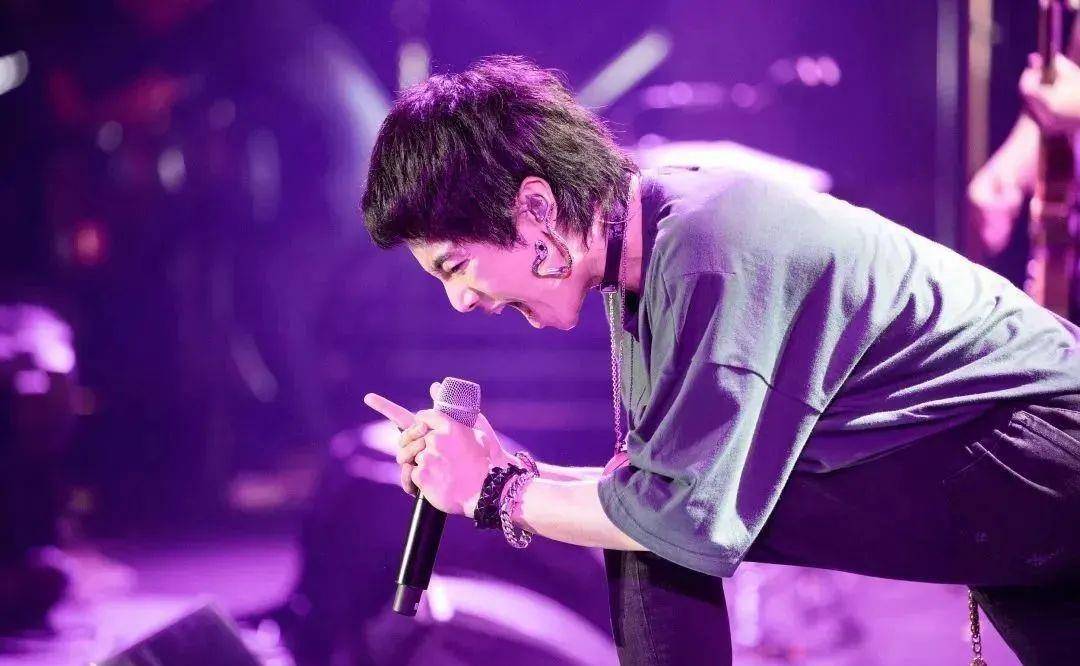 因为|华晨宇：从音乐奇才到“人人喊打”，他到底经历了什么？