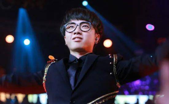 因为|华晨宇：从音乐奇才到“人人喊打”，他到底经历了什么？