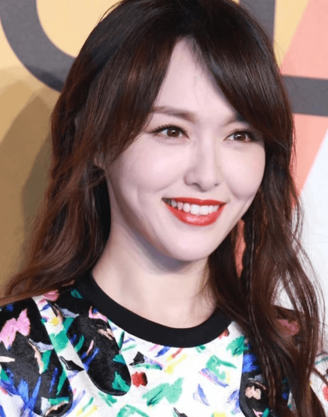 脸部明星整牙后遗症：杨幂脸部松弛，王嘉尔颧骨外扩，宋祖儿法令纹深